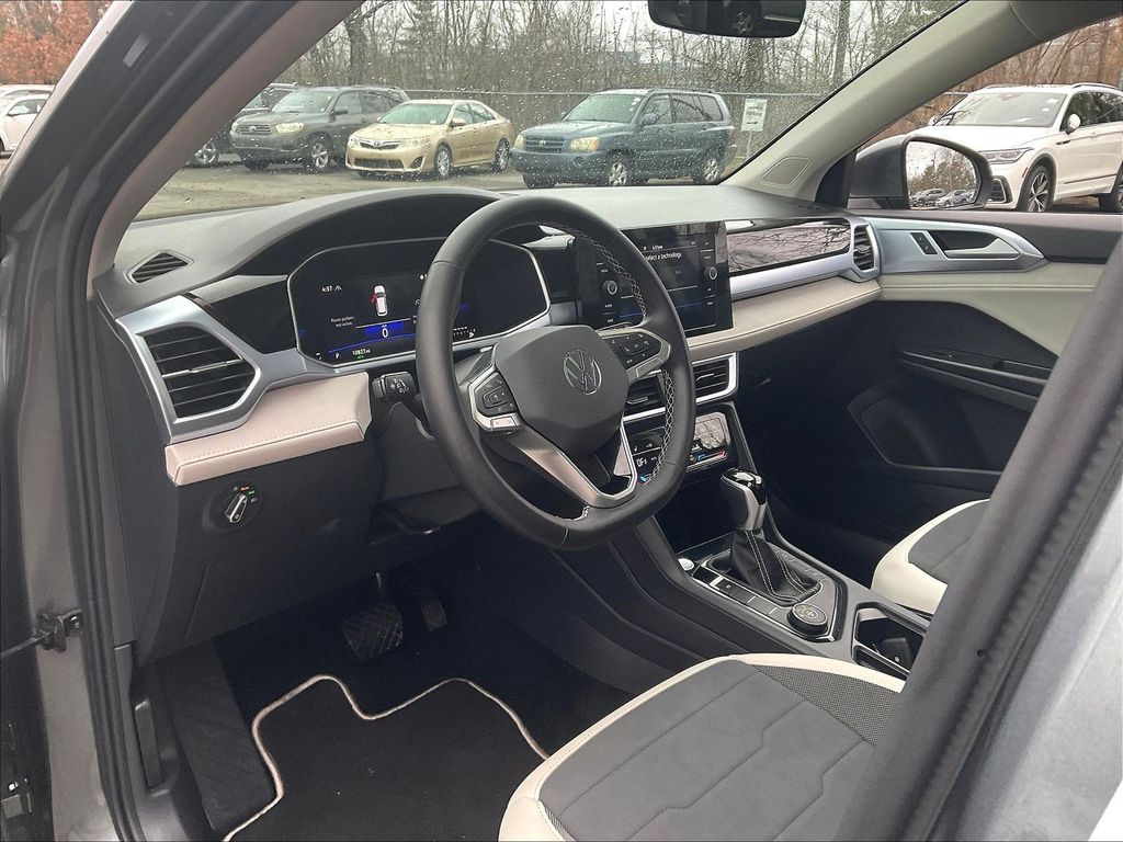 2025 Volkswagen Taos — photo 8