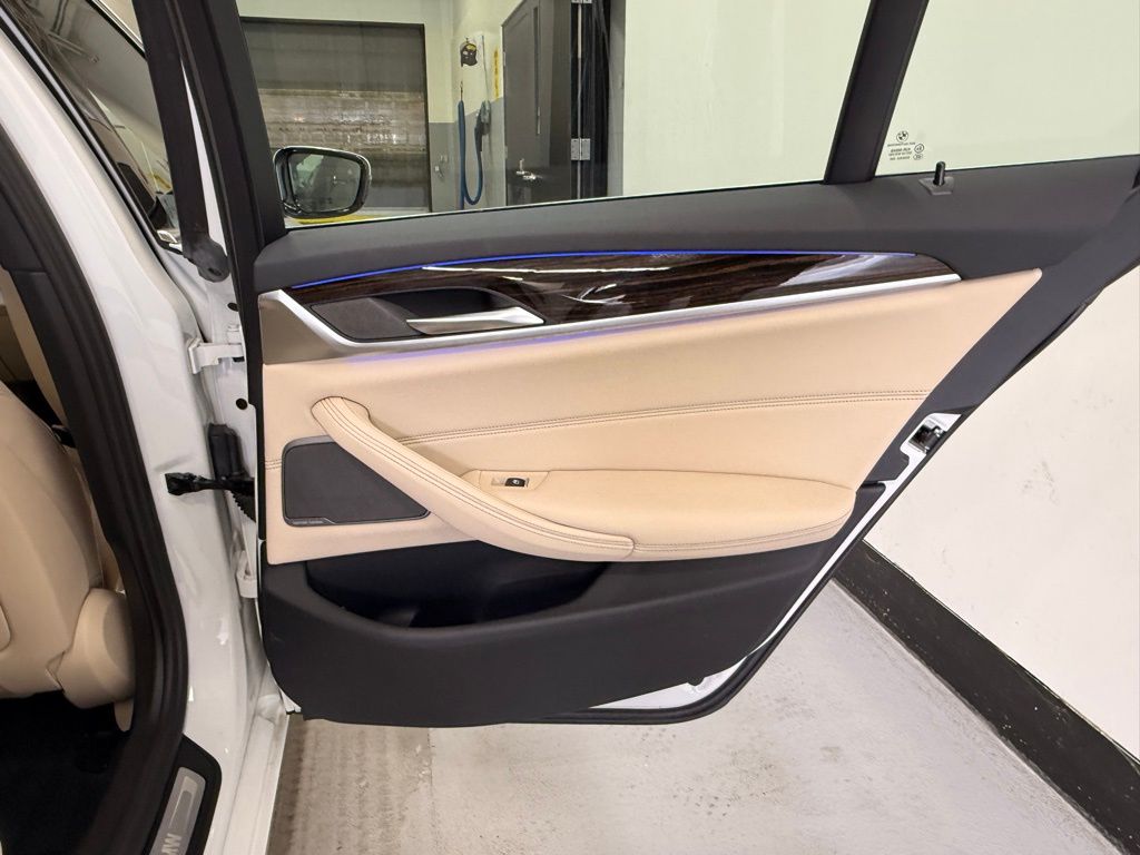 Thumbnail: 2023 BMW 5 Series - 25