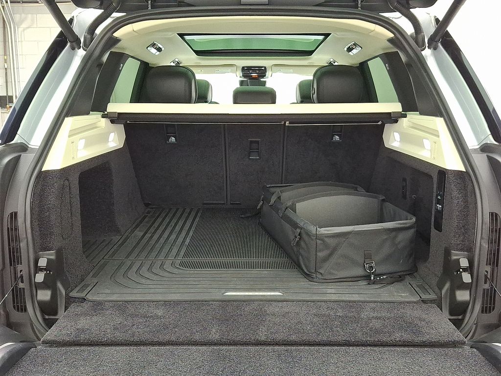Thumbnail: 2023 Land Rover Range Rover - 29