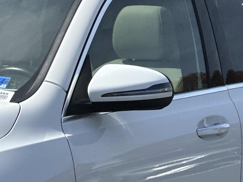 Thumbnail: 2022 Mercedes-Benz GLB - 2