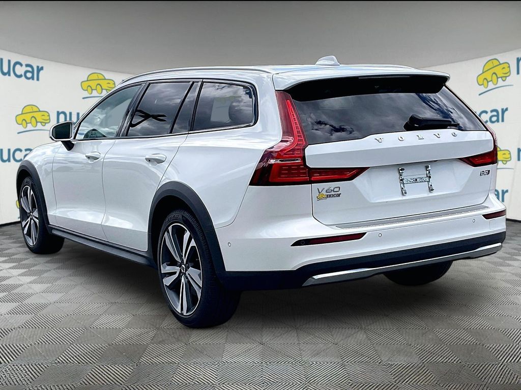 2025 Volvo V60 Cross Country — photo 4