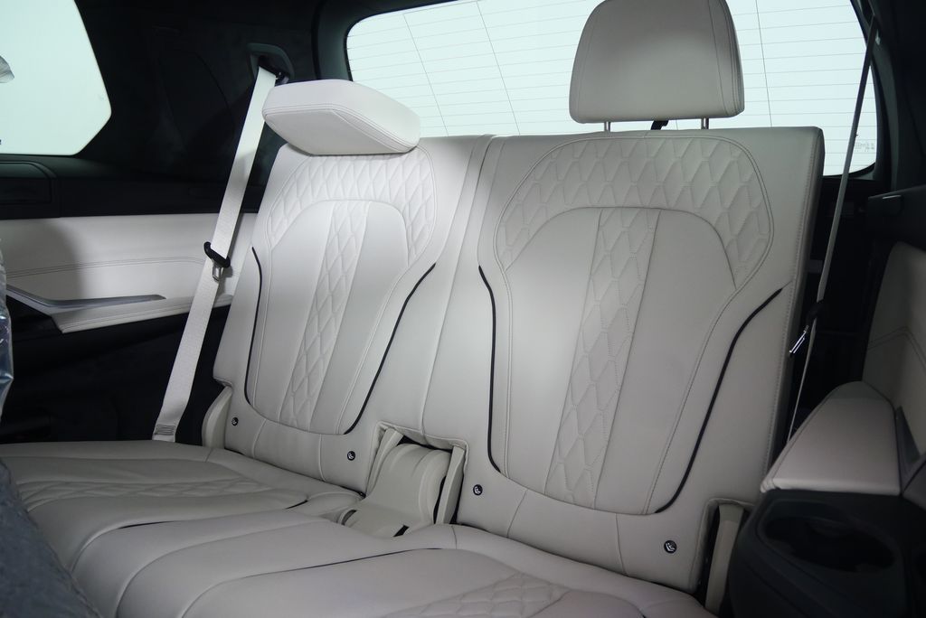 Thumbnail: 2026 BMW X7 - 18