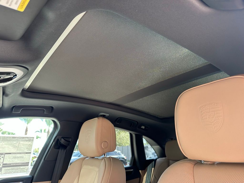 Thumbnail: 2026 Porsche Macan - 32