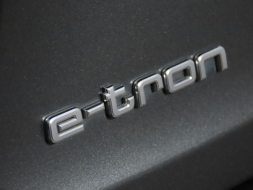 Thumbnail: 2019 Audi e-tron - 9