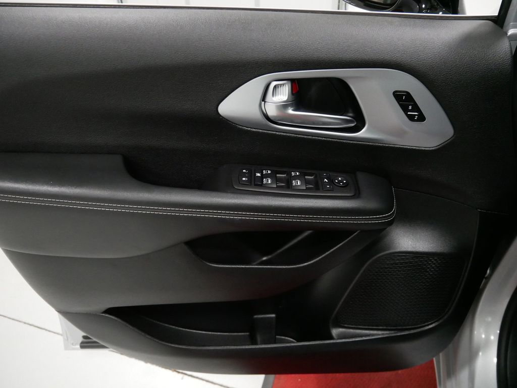 Used 2026 Chrysler Pacifica Van