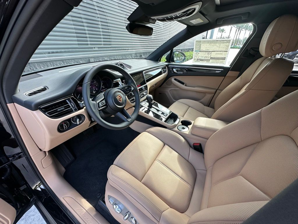 2025 Porsche Macan  4