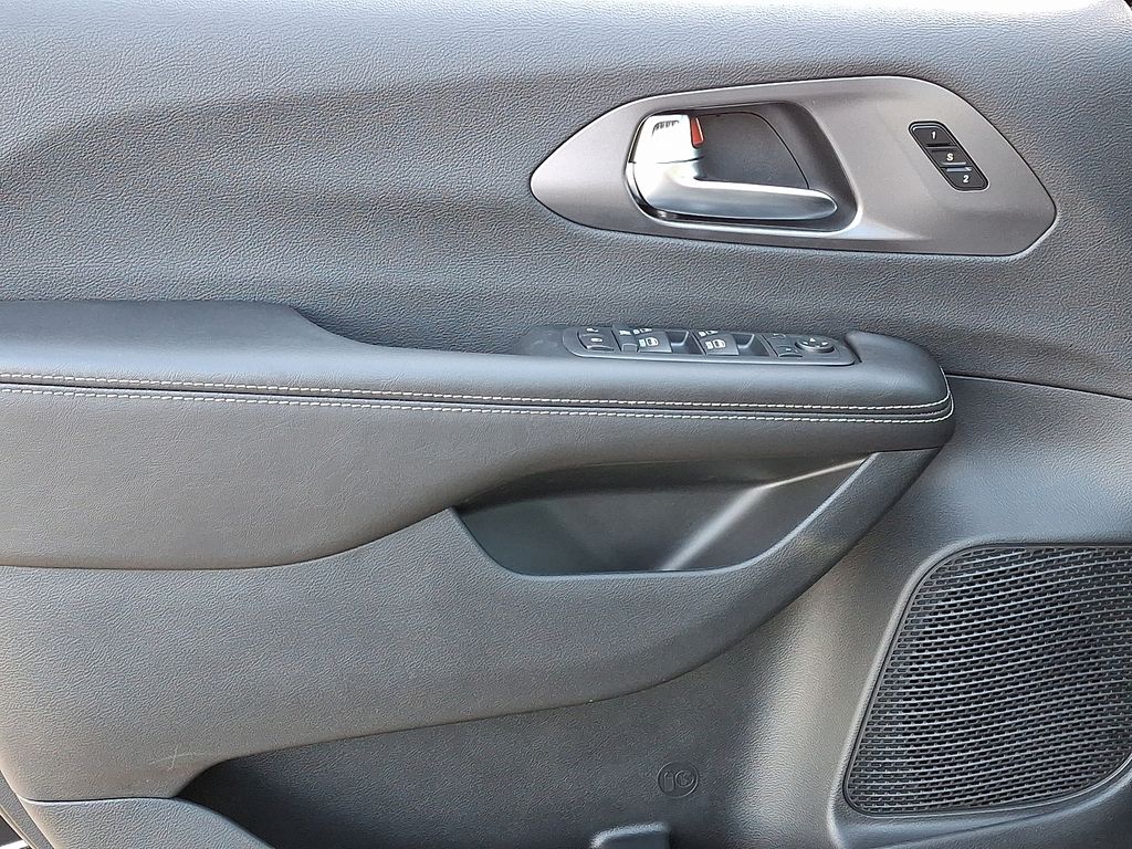 2026 Chrysler Pacifica — photo 9