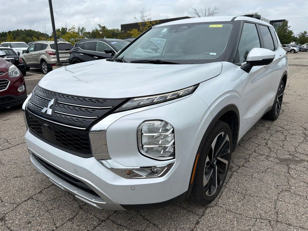 White 2024 Mitsubishi Outlander SUV / Crossover Front-Wheel Drive Continuously Variable Transmission