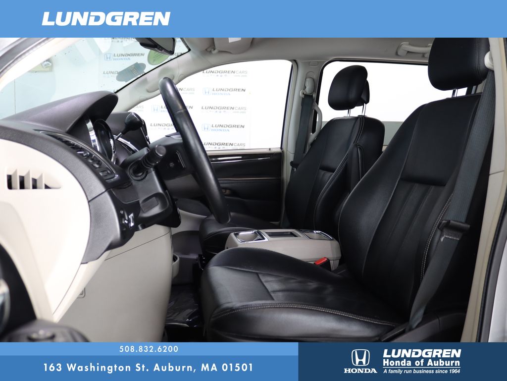 2016 Chrysler Town & Country Touring 8