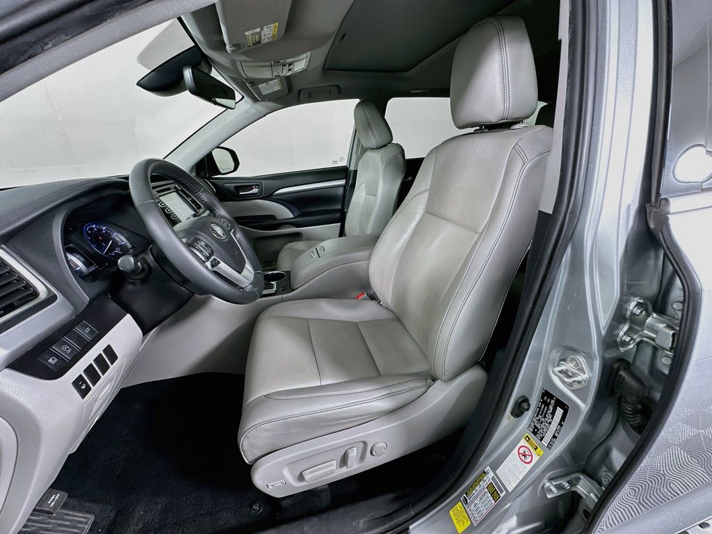 Thumbnail: 2019 Toyota Highlander - 20
