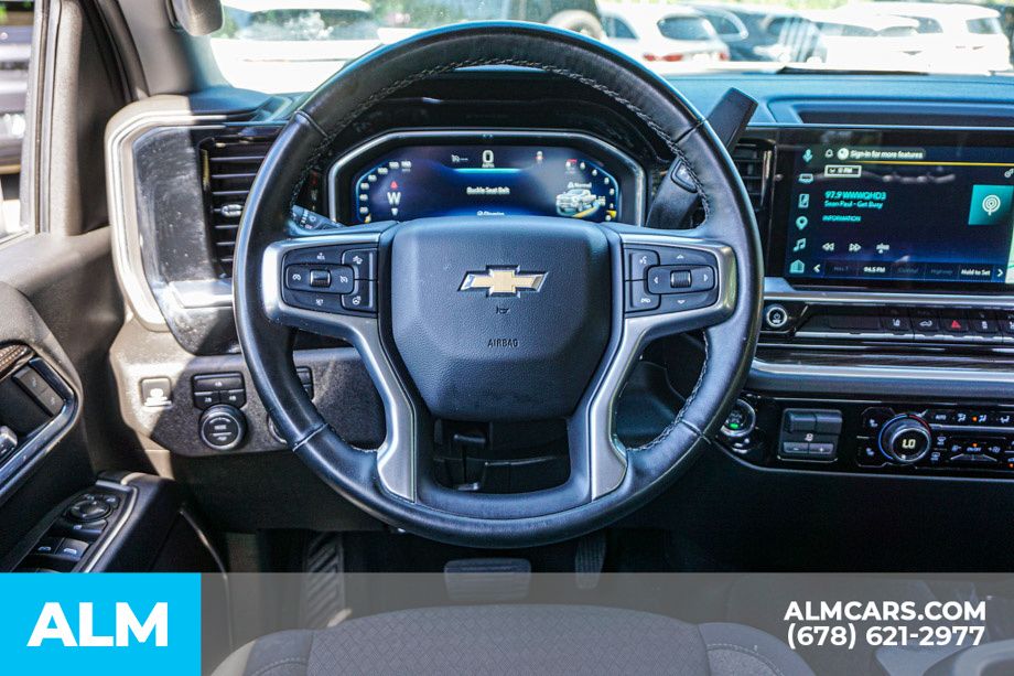 Used 2025 White Chevrolet LT image 27