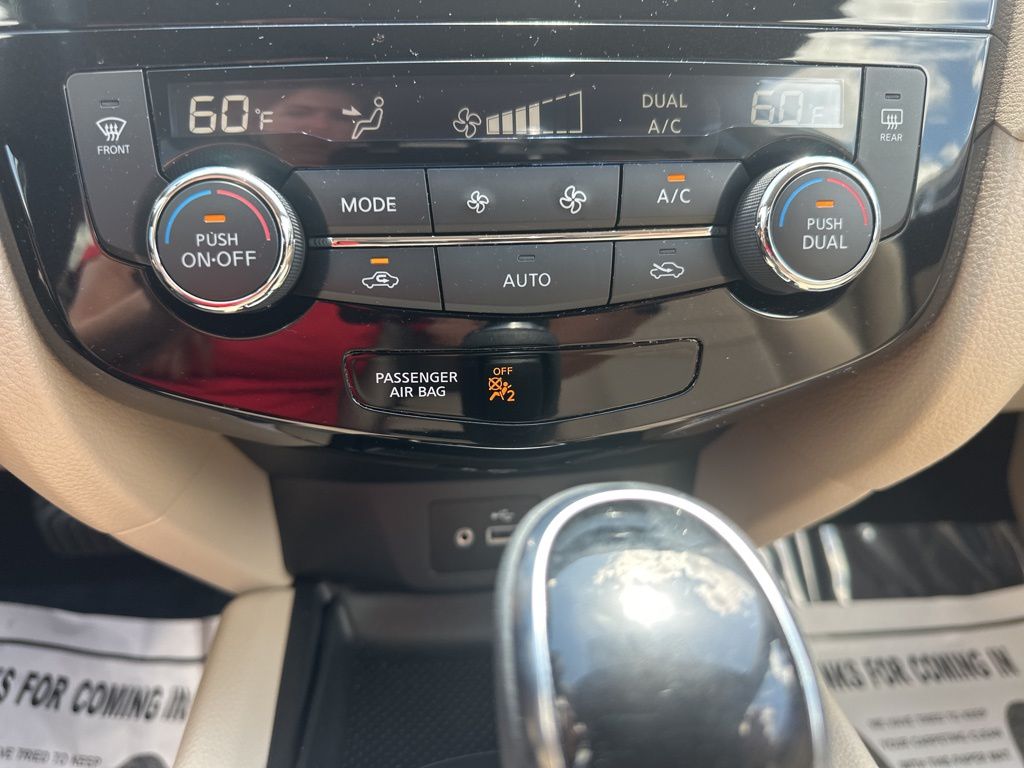 2018 Pearl White Nissan Rogue SV FWD SUV