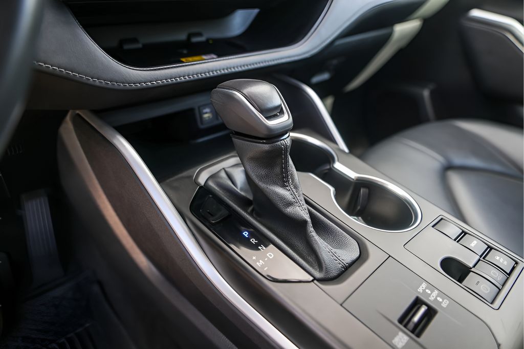 Used Car 2023 Toyota Highlander  Xle For Sale Under $35,000 In Austin, Texas