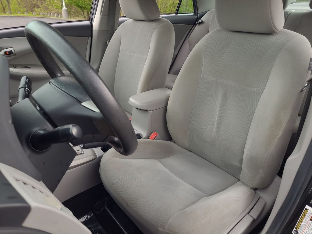 2013 Toyota Corolla LE 12