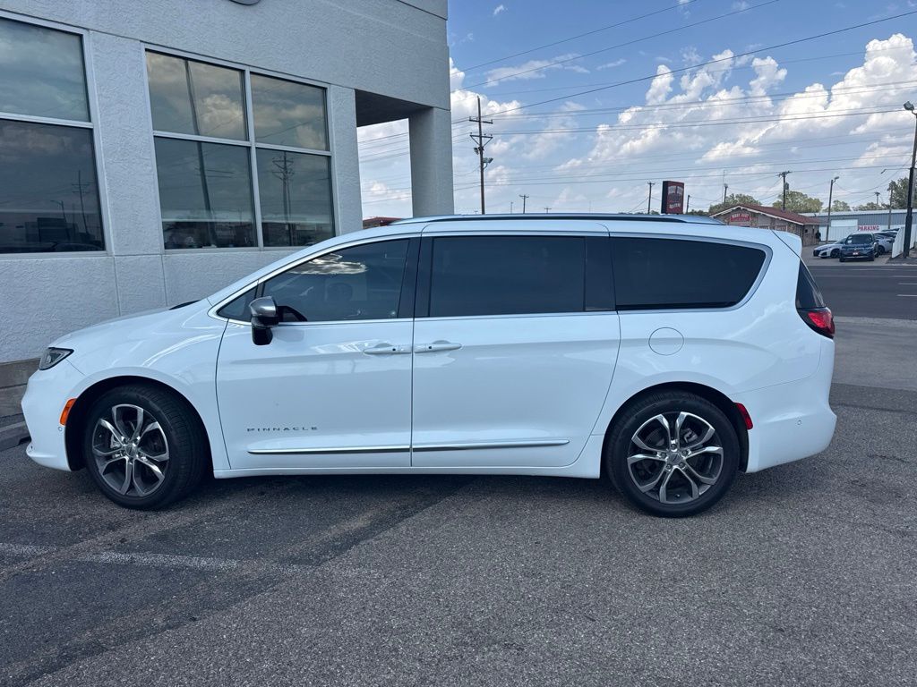 Bright White Clearcoat 2025 Chrysler Pacifica Minivan Front-Wheel Drive 9-Speed Automatic