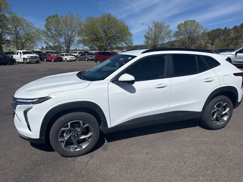 Summit White 2025 Chevrolet Trax LT FWD SUV / Crossover Front-Wheel Drive 6-Speed Automatic