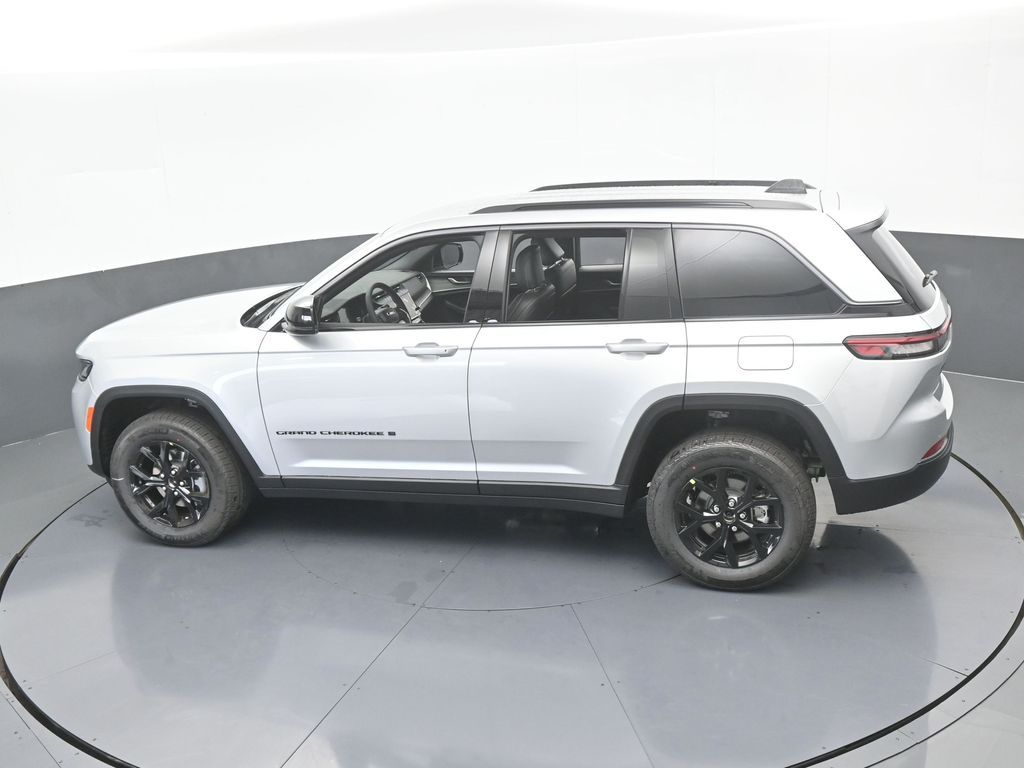 New 2026 Silver Zynith Jeep Laredo image 41