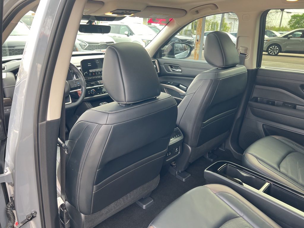 2023 Nissan Pathfinder Platinum photo