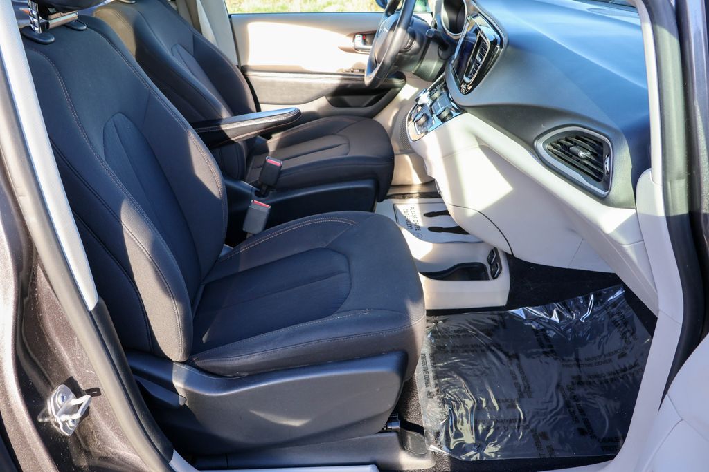 2017 Chrysler Pacifica Touring 35