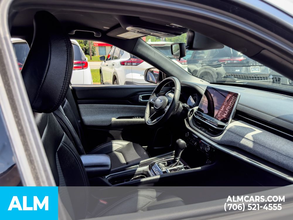Used 2024 White Jeep Latitude image 18