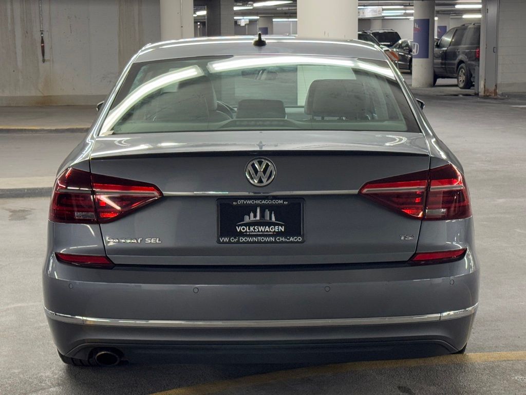 2017 Volkswagen Passat SEL Premium 32