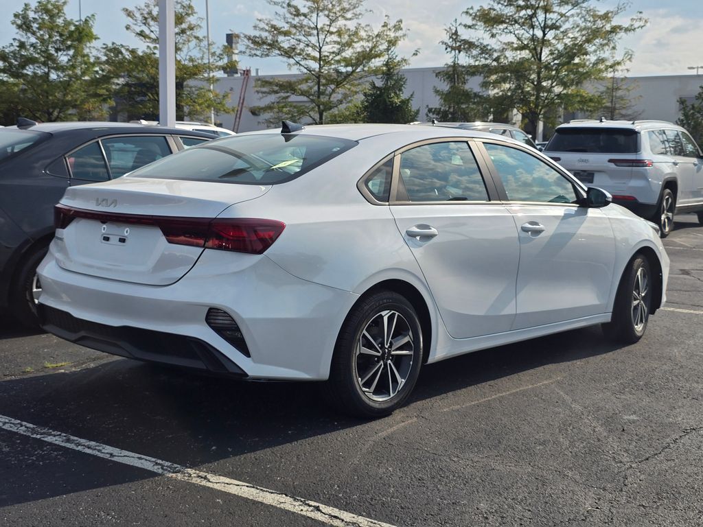 Used 2024 White Kia LXS image 7