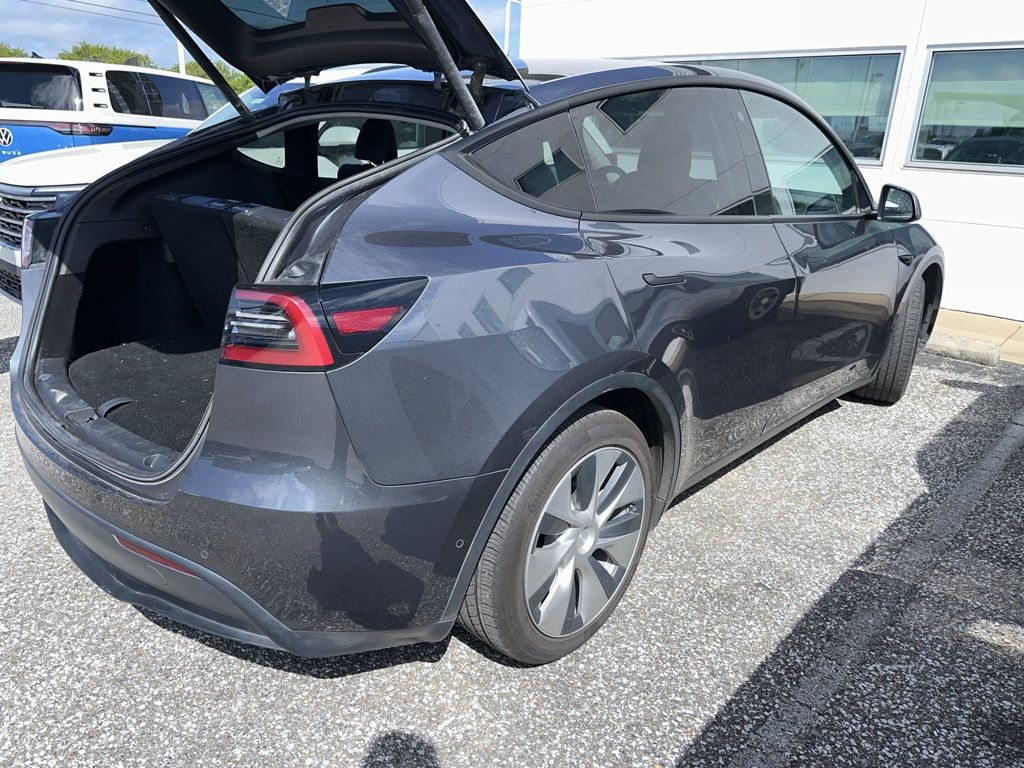 View vehicle photo 3