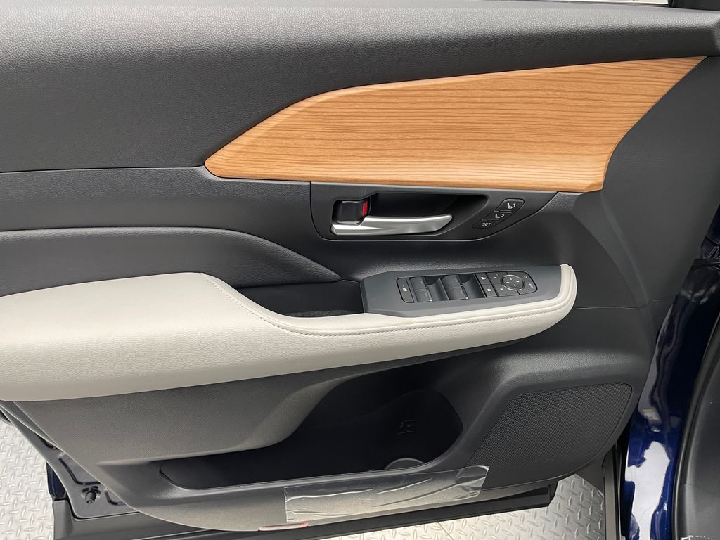 Thumbnail: 2025 Toyota Grand Highlander - 9