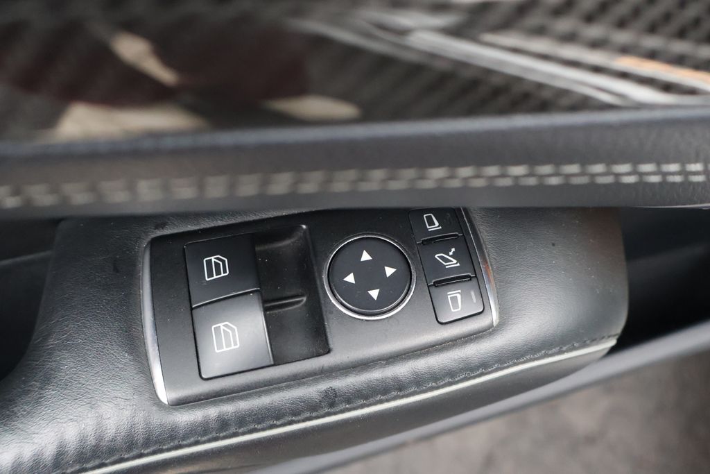 Thumbnail: 2013 Mercedes-Benz SL-Class - 26