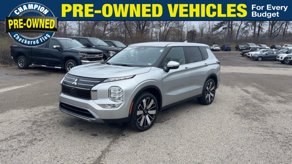 Silver 2025 Mitsubishi Outlander SE FWD SUV / Crossover Front-Wheel Drive Continuously Variable Transmission