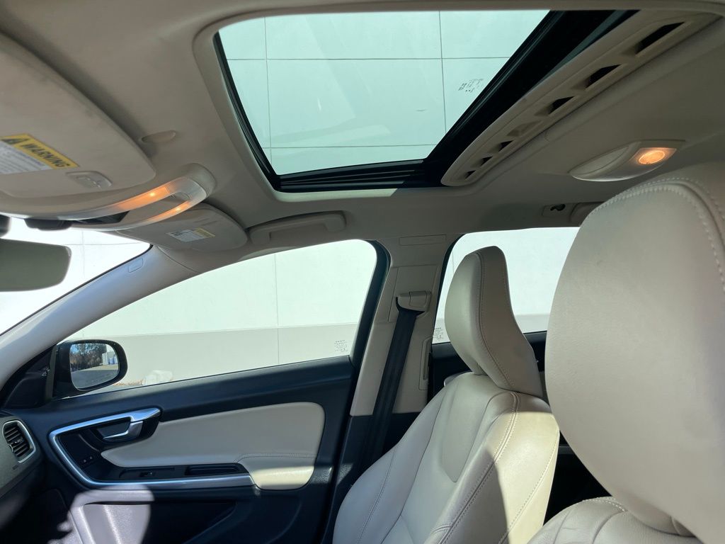 Thumbnail: 2016 Volvo V60 - 29