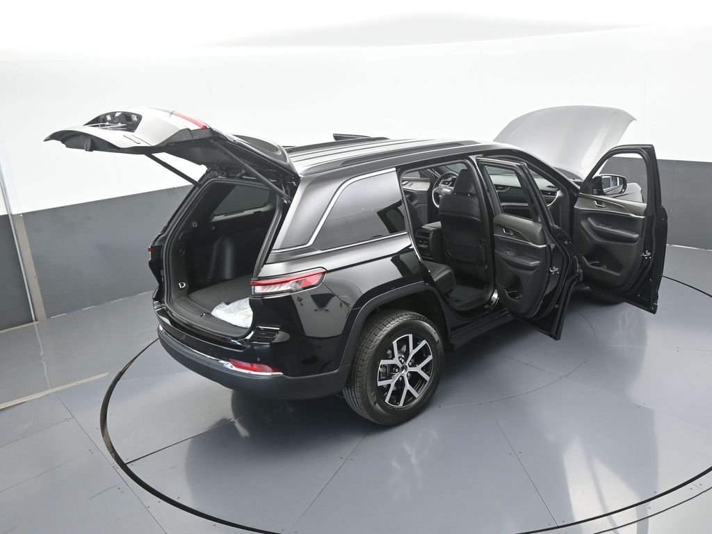 Used 2025 Diamond Black Crystal Pearlcoat Jeep Limited image 57