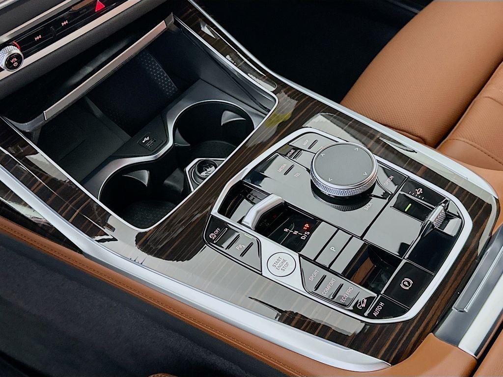 Thumbnail: 2027 BMW X7 - 15