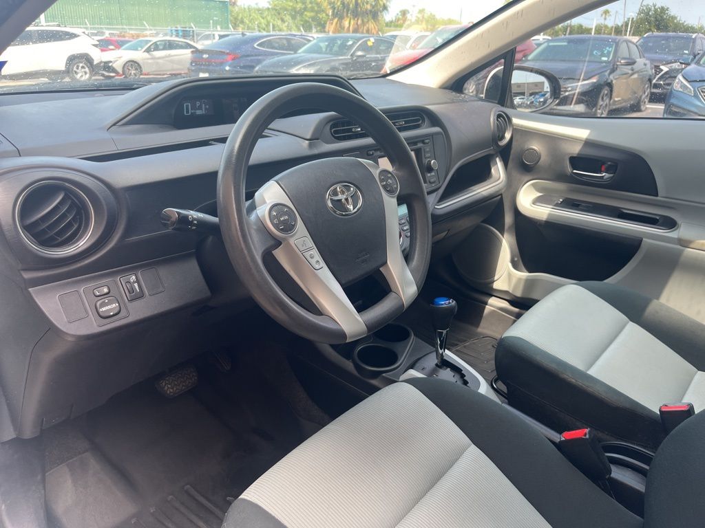 2014 Toyota Prius c Three 28