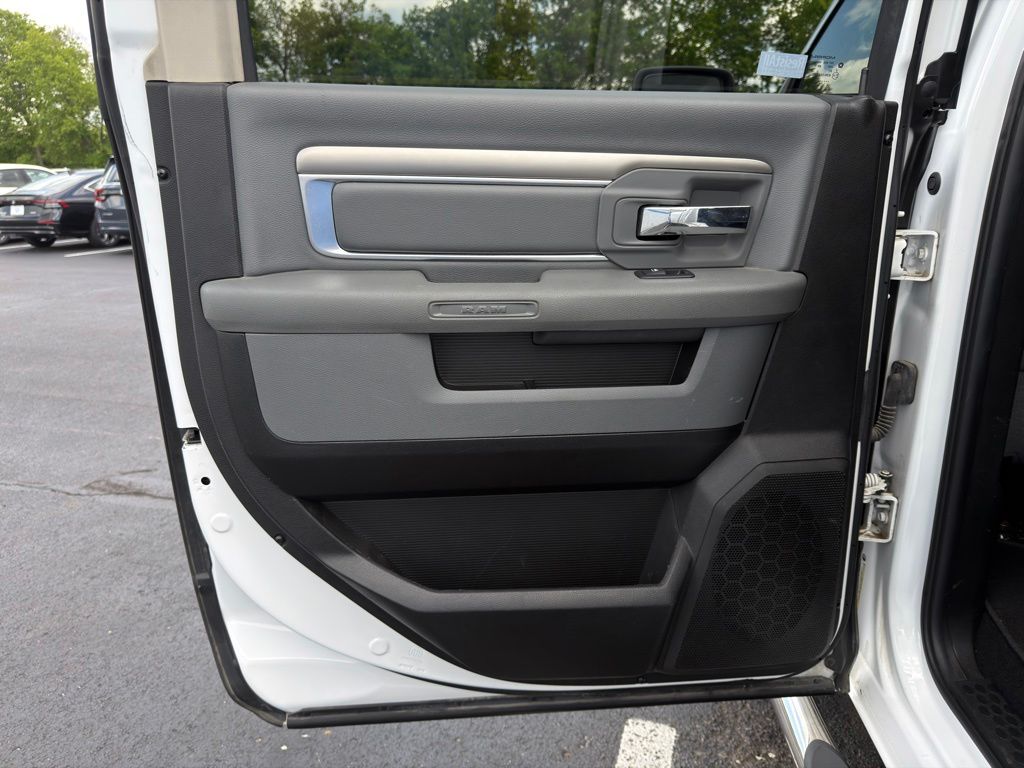 Thumbnail: 2019 RAM 1500 Classic - 19