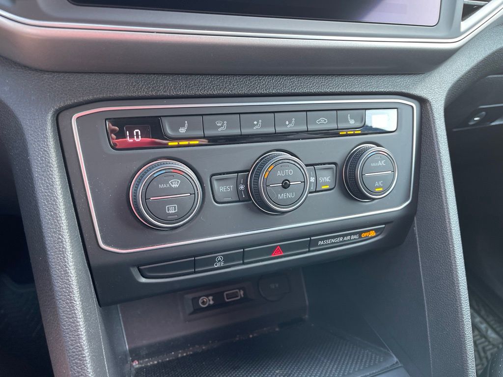 Used 2019 Pacific Blue Metallic Volkswagen 3.6L V6 SE image 9