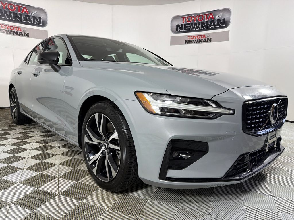 2024 Volvo S60 B5 Core Dark Theme FWD