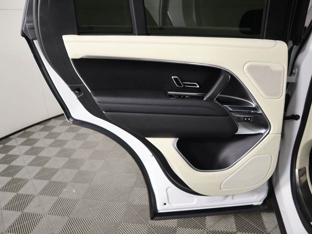 2023 Land Rover Range Rover SE 27