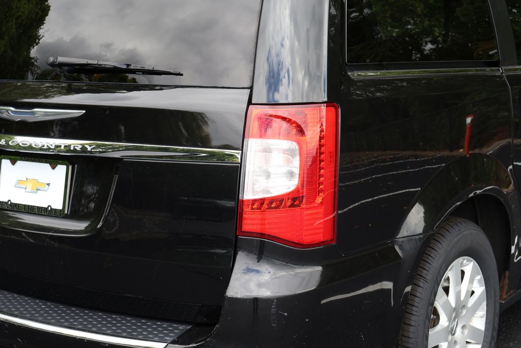 Thumbnail: 2013 Chrysler Town & Country - 7
