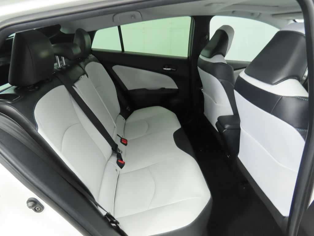 2018 Toyota Prius Four 23