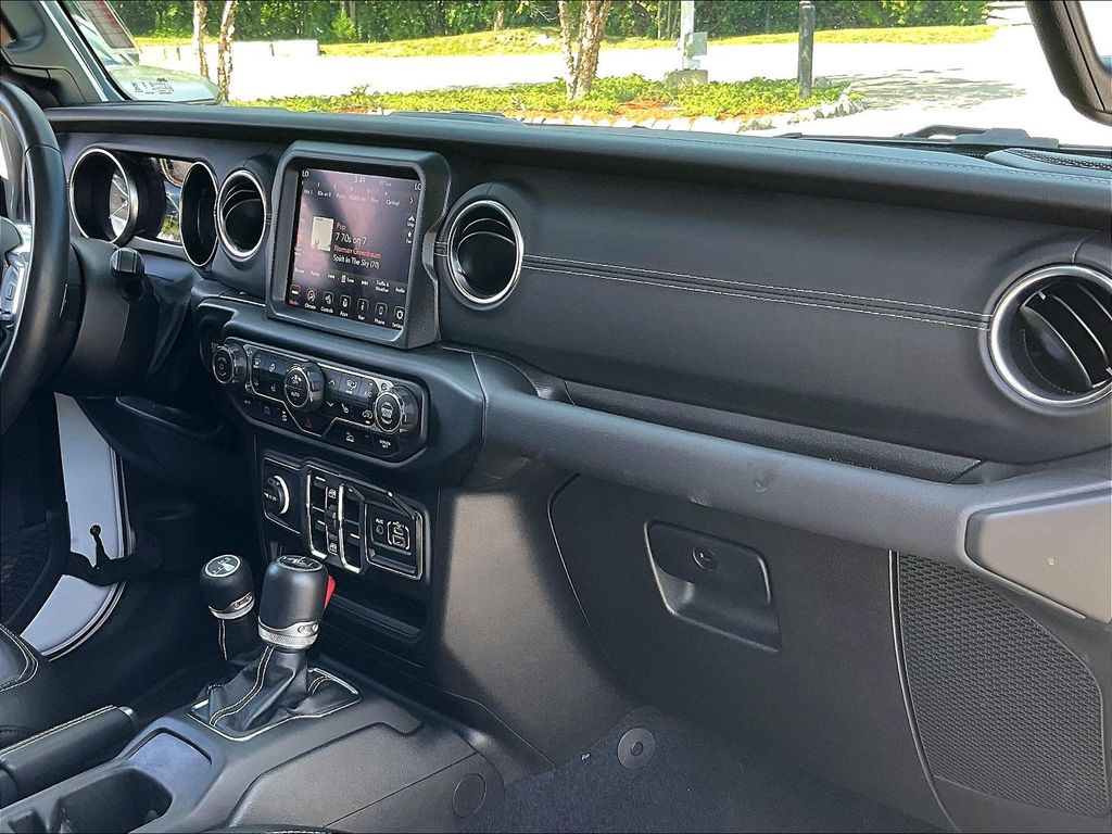 2023 Jeep Wrangler — photo 14