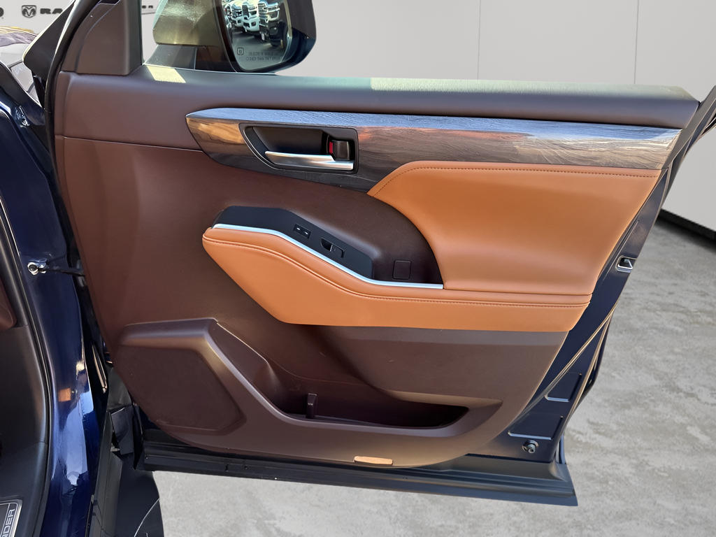 Used Car 2022 Toyota Highlander  Platinum For Sale Under $40,000 In Austin, Texas