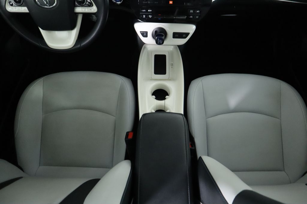 2016 Toyota Prius Four 16