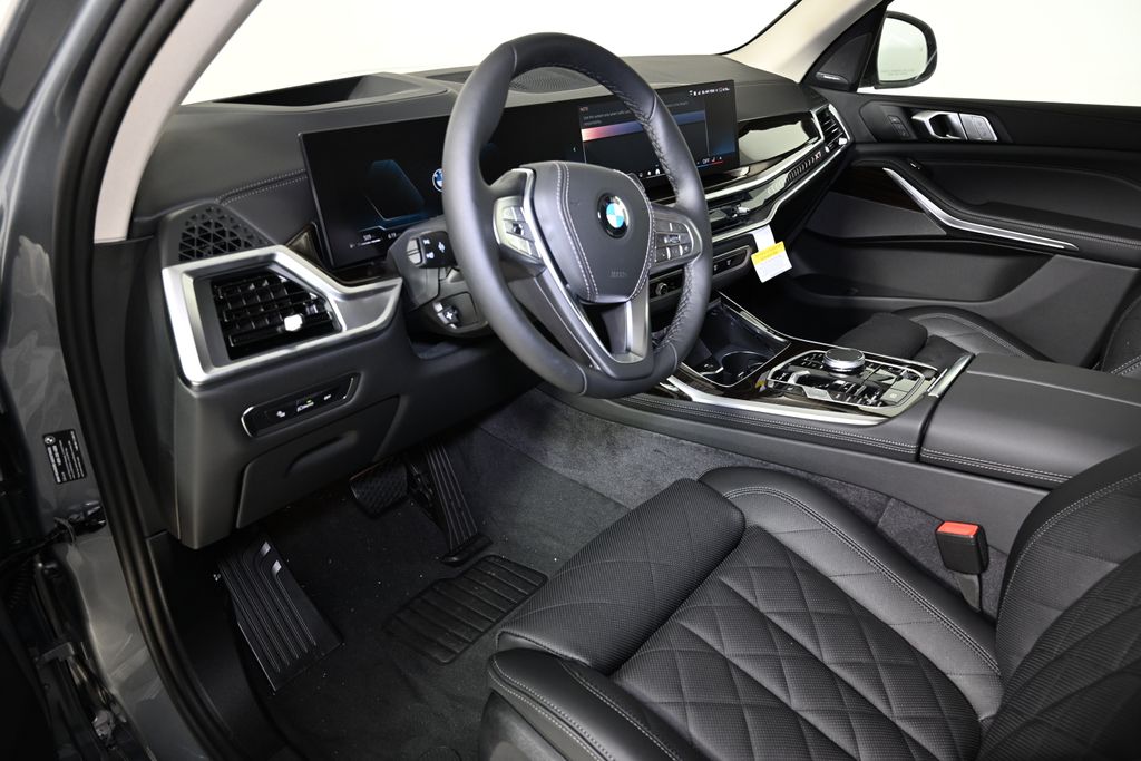 Thumbnail: 2026 BMW X7 - 15