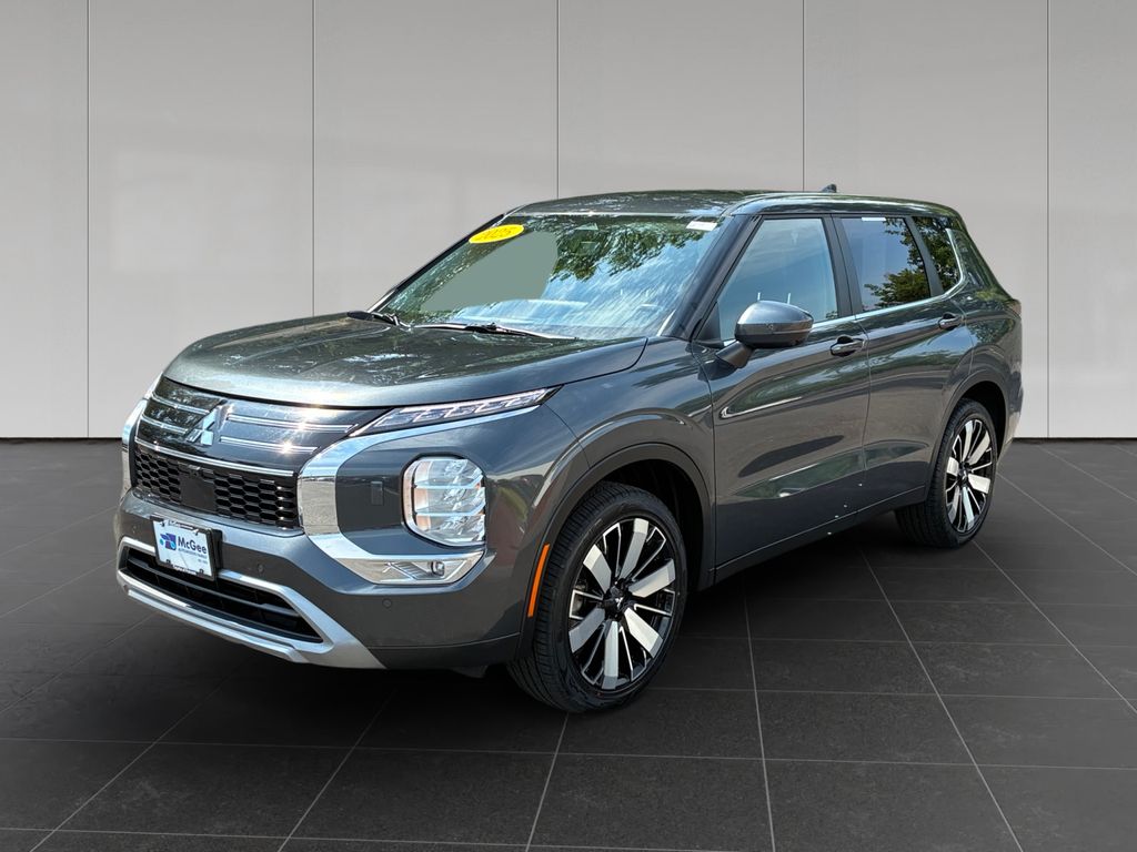 Silver 2025 Mitsubishi Outlander SUV / Crossover Front-Wheel Drive Continuously Variable Transmission