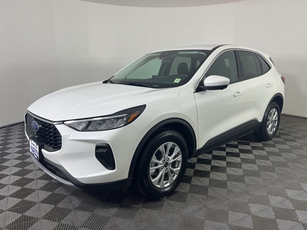 Used 2023 White Ford Active image 9