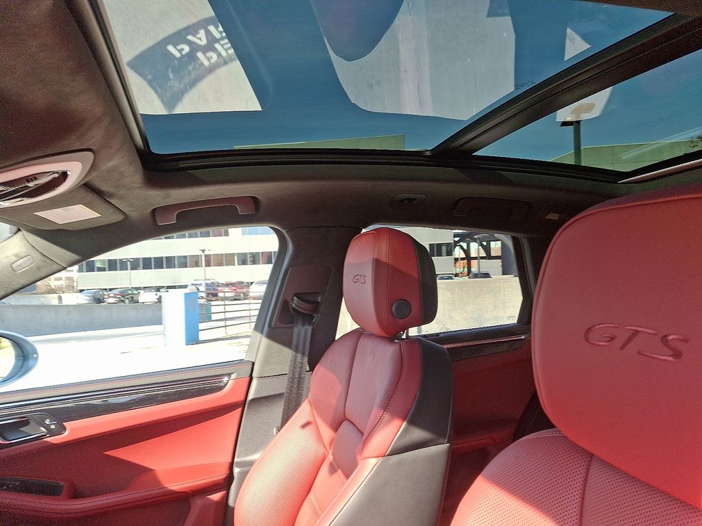 Thumbnail: 2026 Porsche Macan - 17