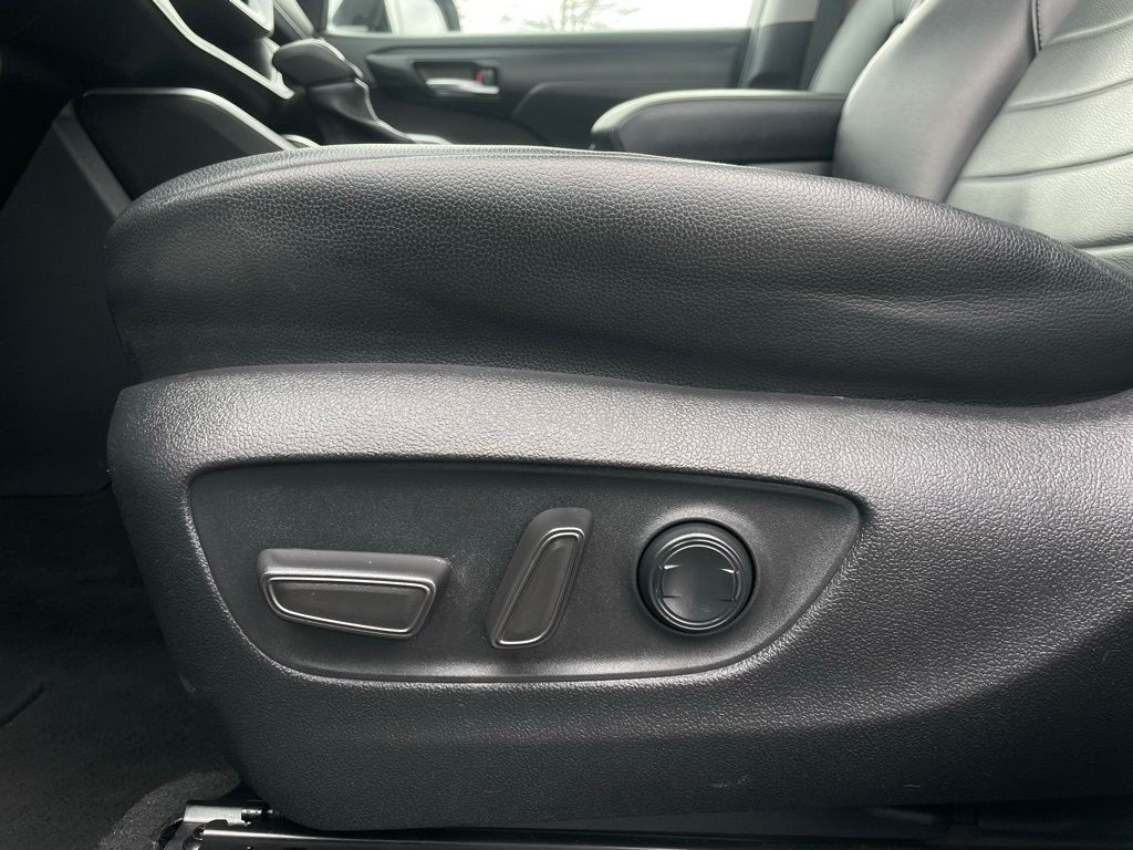 Thumbnail: 2023 Toyota Highlander - 25