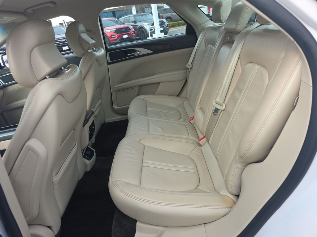 Used 2018 White Lincoln Select image 36