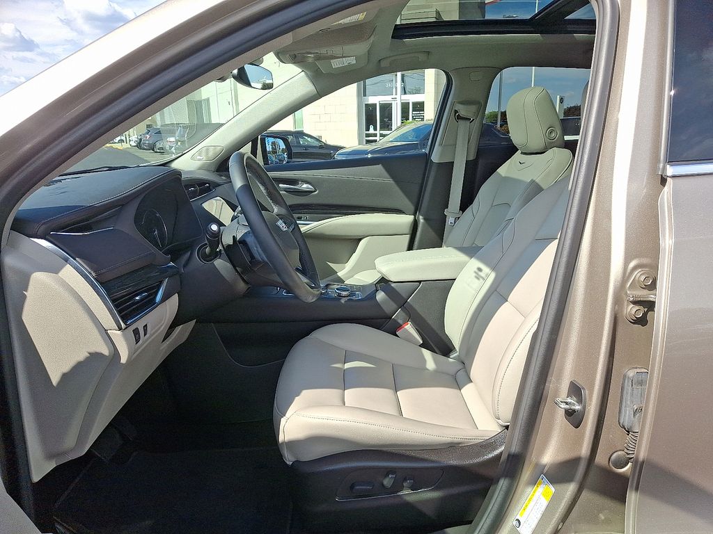 Thumbnail: 2023 Cadillac XT4 - 14